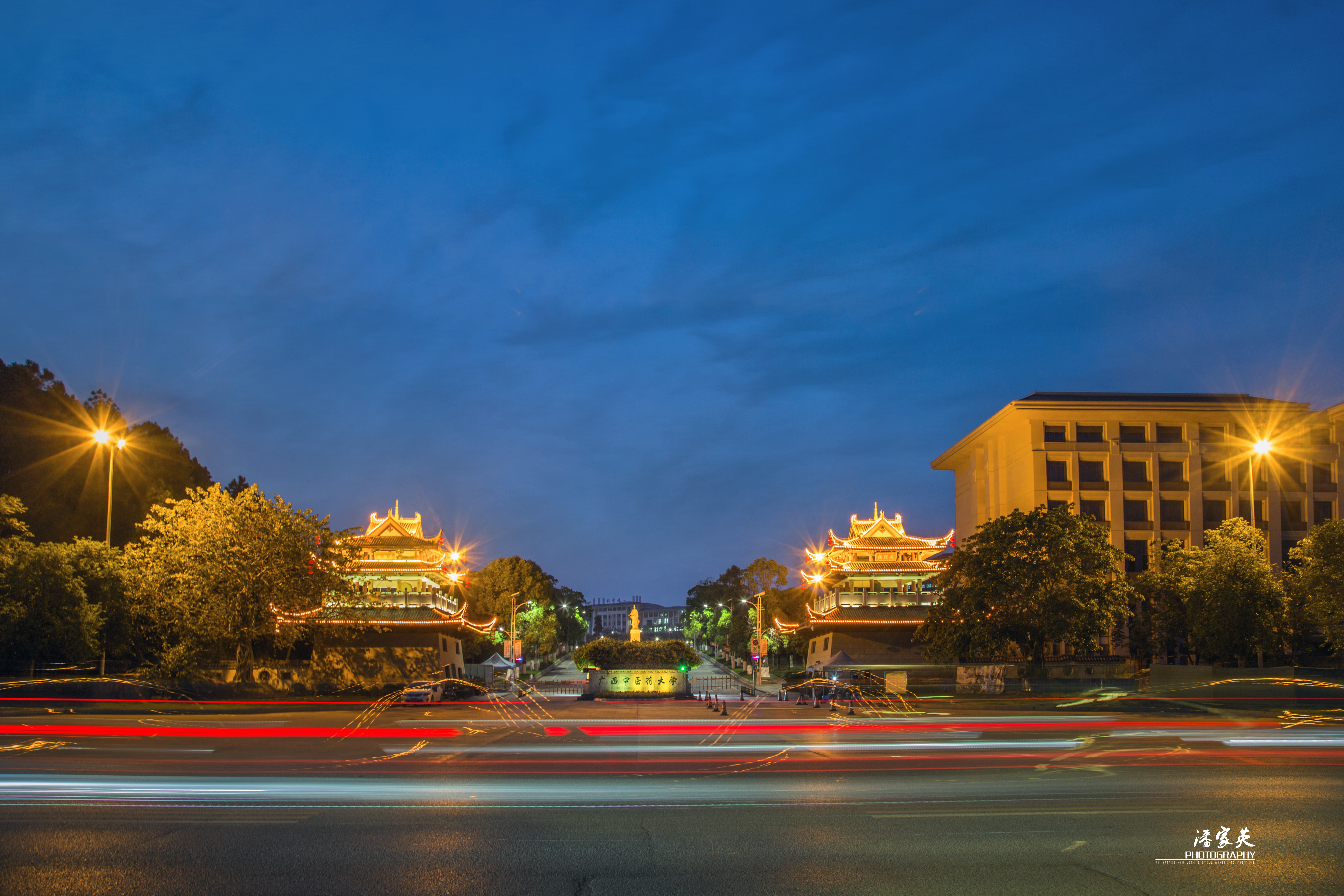 校门口夜景